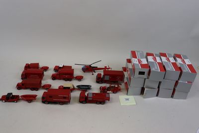 beaucoup de jouets rouges et blancs posés sur une table blanche
