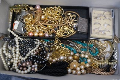 une boîte remplie d'une grande variété de bijoux