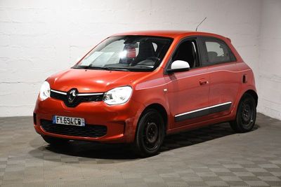 une image représentant une petite voiture rouge garée dans un garage