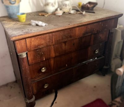 une commode en bois surmontée d'un miroir
