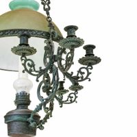 LUSTRE À PÉTROLE À NEUF LUMIÈRES EN BRONZE PATINÉ ET OPALINE… (photo 2)
