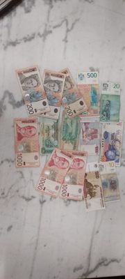 une liasse de billets posée sur une table à côté d'un téléphone portable