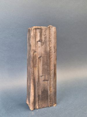 un petit objet en bois posé sur une table