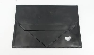 une enveloppe en cuir noir d'où dépasse un bout de papier