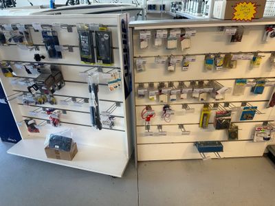 de nombreux articles à vendre sur les étagères du magasin