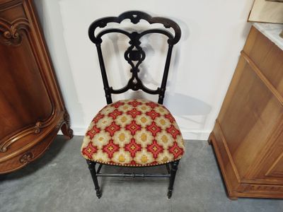 une chaise ornée d'un motif rouge et jaune