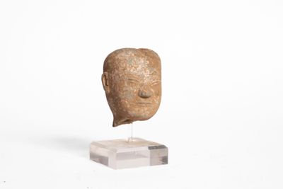 CHINE. Tête de bouddha les yeux clos en grès.