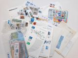 beaucoup de timbres et d'enveloppes sur la table