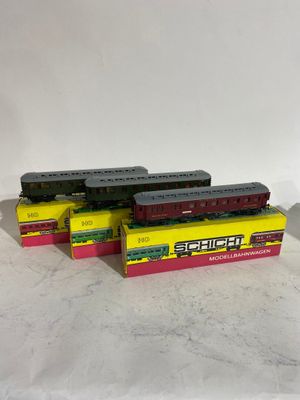 trois petits trains posés les uns sur les autres sur une table