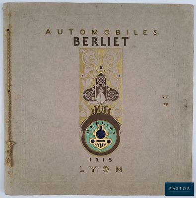 un vieux livre avec l'image d'une horloge