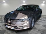 une photo d'une voiture dans un showroom, sur un sol à damier