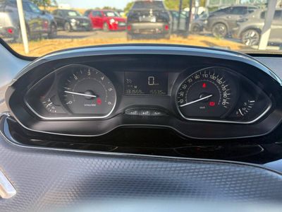 un gros plan du tableau de bord d'une voiture