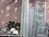 une photo d'une pièce dans laquelle se trouve une échelle