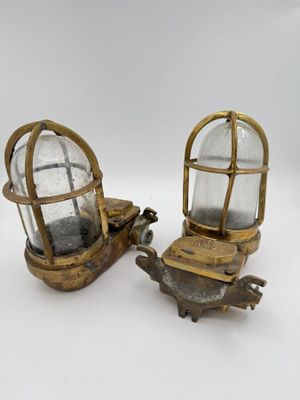 une paire de lampes anciennes en laiton et en verre sur fond blanc