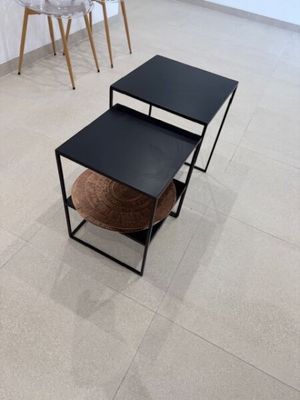 deux tables posées à même le sol dans la pièce
