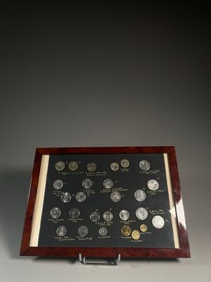 une vitrine en bois contenant plusieurs pièces de monnaie