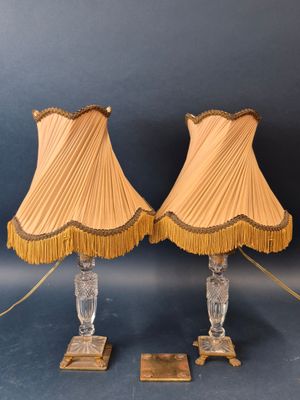 paire de lampes anciennes avec des abat-jours à franges et un pied en bois