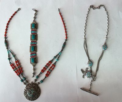 deux colliers ornés d'une croix et d'un pendentif sur un fond blanc