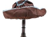 un chapeau marron orné de perles bleues, posé sur un présentoir