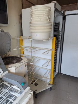 une photo d'une cuisine où l'on voit de nombreux plats posés sur un égouttoir