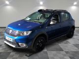 une photo d'une dacia bleue garée dans un garage