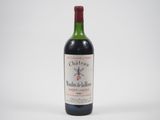 une bouteille de vin rouge posée sur une table blanche