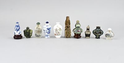 beaucoup de petits vases alignés les uns à côté des autres