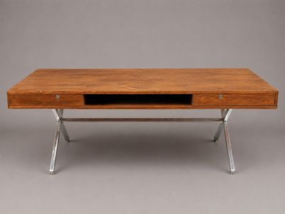 un bureau en bois avec des pieds en métal et un tiroir sur le dessus