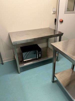 un micro-ondes et une table dans une petite pièce