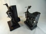 deux petites machines posées sur une table