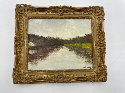 une peinture à l'huile représentant une rivière, dans un cadre doré, accrochée à un mur blanc