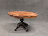 une petite table avec un plateau en bois et des pieds en métal
