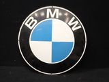un gros plan sur un emblème BMW sur fond noir