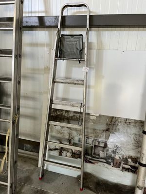 deux échelles placées l'une à côté de l'autre dans une pièce