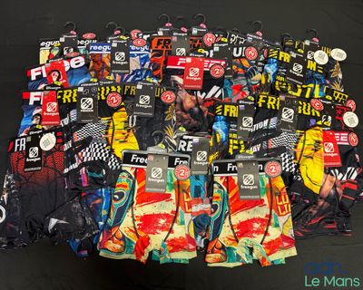 Plusieurs paires de boxers pour homme sont disposées sur une surface noire