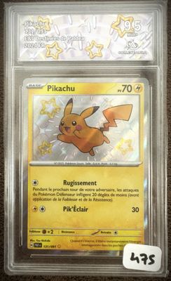 gros plan d'une carte pokemon dans un étui en plastique