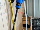 un tuyau bleu et jaune fixé au mur