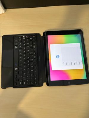 deux ordinateurs portables posés l'un à côté de l'autre sur une table