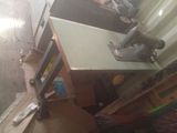 une machine à coudre posée sur une table dans une pièce