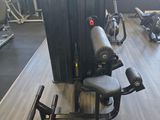 une salle de sport avec un banc, des poids et d'autres équipements