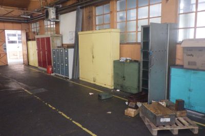 une pièce dans laquelle se trouvent de nombreuses armoires de différentes couleurs
