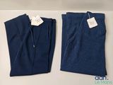 deux paires de pantalons bleus posées l'une à côté de l'autre sur une table