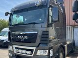 un camion noir garé devant un immeuble