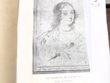 un livre sur lequel figure le dessin d'une femme