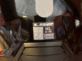 Gros plan sur un casque portant un autocollant