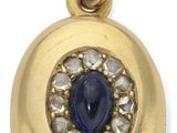 une photo d'une paire de boucles d'oreilles en saphir et diamant