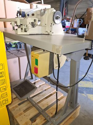 Machine à coudre SINGER sur table