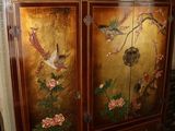 une armoire ornée d'un motif d'oiseau, dans une pièce