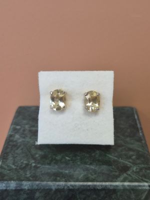 un gros plan sur une paire de boucles d'oreilles posées sur un bloc de marbre
