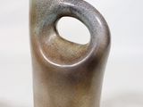 un vase marron avec un trou au milieu